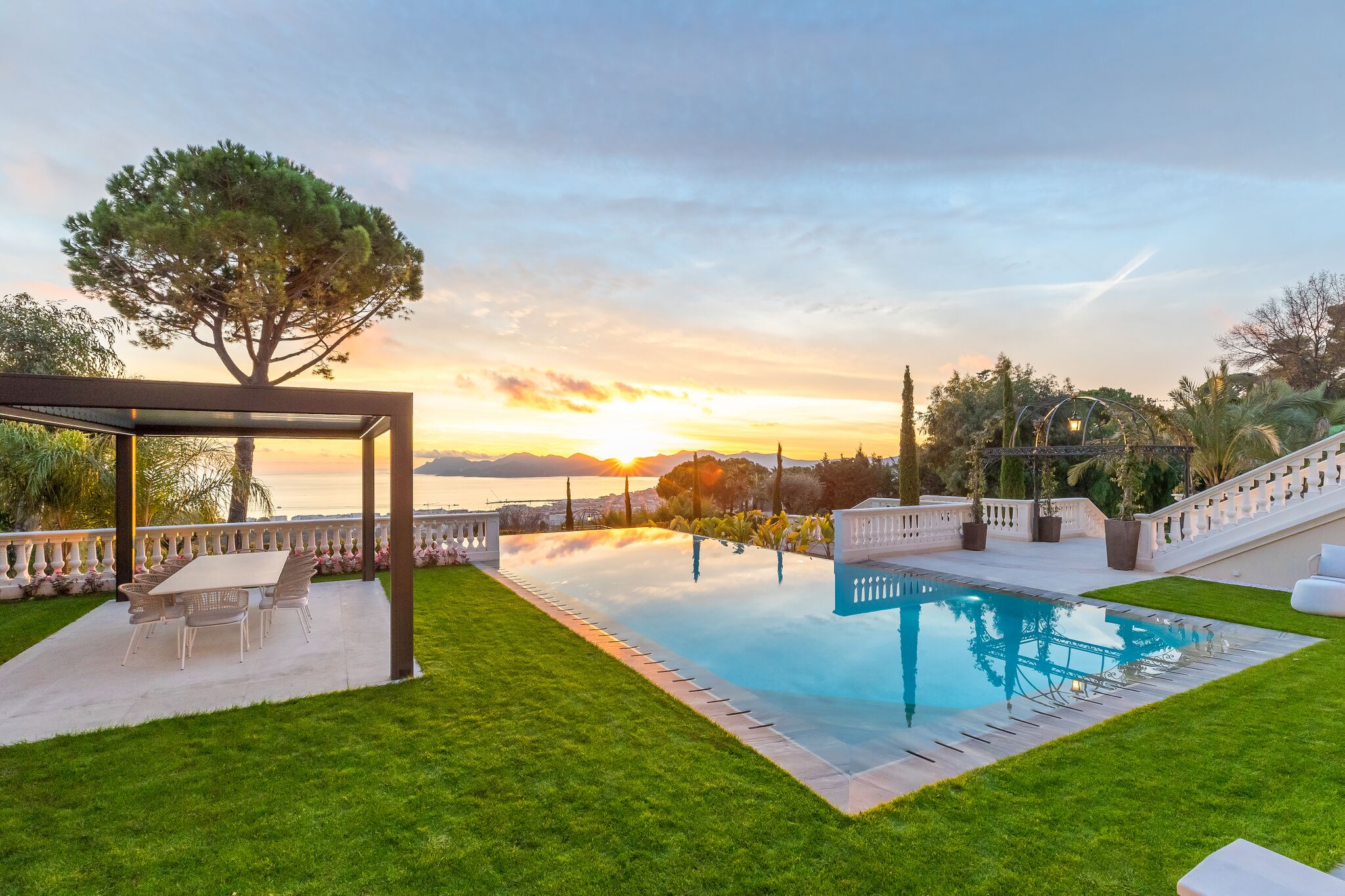 Nom De La Villa De Johnny Hallyday A Ramatuelle La villa Saint-Antoine : un joyau à 25 millions d'euros sur la Côte d'Azur  ! - MySweetimmo