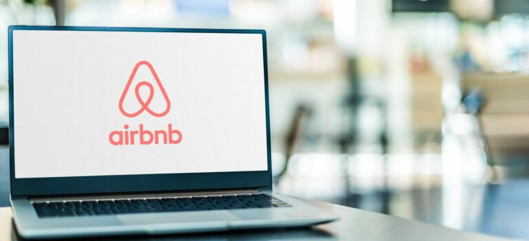 La loi interdit de sous louer un logement social en airbnb.