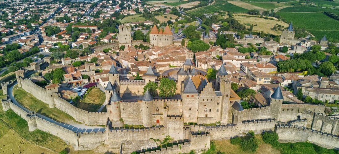 Vue aérienne de la ville médiévale de Carcassonne et du château-fort.