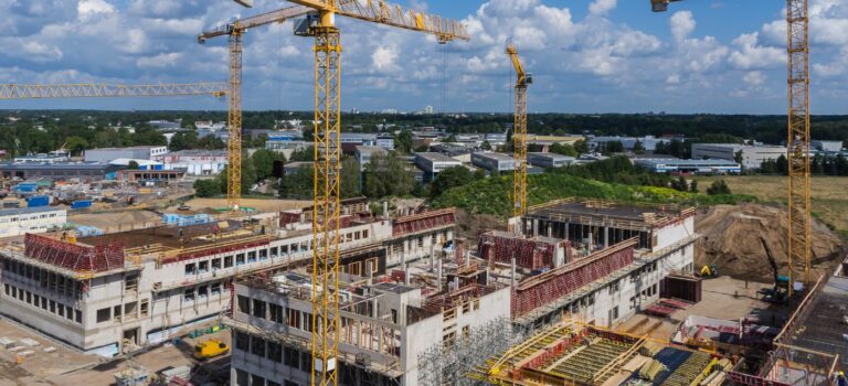 Vue aérienne d'un chantier de constructions neuves à Pékin en Chinen