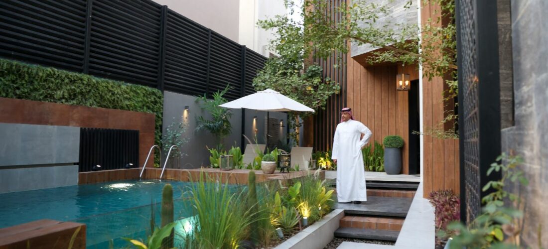 Haitham al-Madini devant la piscine de la maison qui vient d'être rénovée à Ruyadh (Arabie Saoudite)