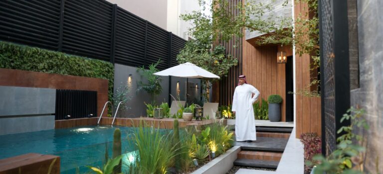 Haitham al-Madini devant la piscine de la maison qui vient d'être rénovée à Ruyadh (Arabie Saoudite)