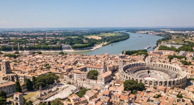Vue aérienne de la ville d'Arles, ville moyenne où les prix continuent de grimper.