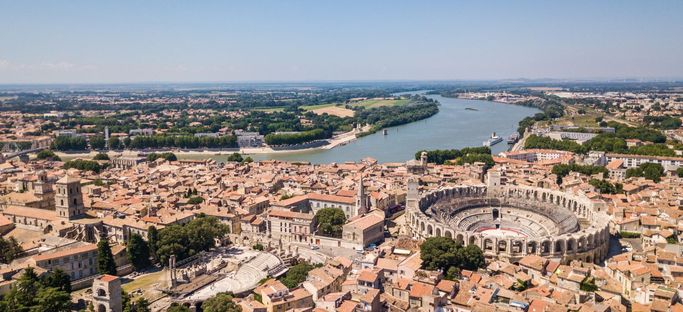 Vue aérienne de la ville d'Arles, ville moyenne où les prix continuent de grimper.