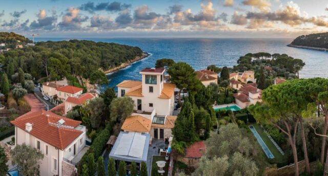 Vue aérienne de la Baie de Cap Ferrat, baie des milliardaires où la justice recherche des biens appartenant à des oligarques russes.