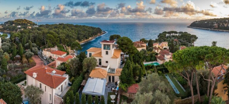 Vue aérienne de la Baie de Cap Ferrat, baie des milliardaires où la justice recherche des biens appartenant à des oligarques russes.
