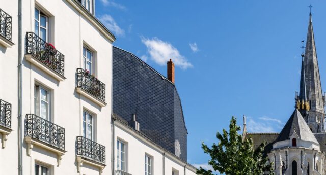 Immeubles anciens à Nantes avec une église au fond