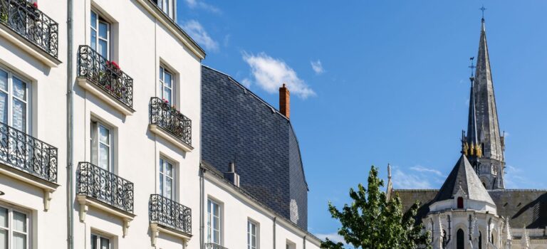 Immeubles anciens à Nantes avec une église au fond