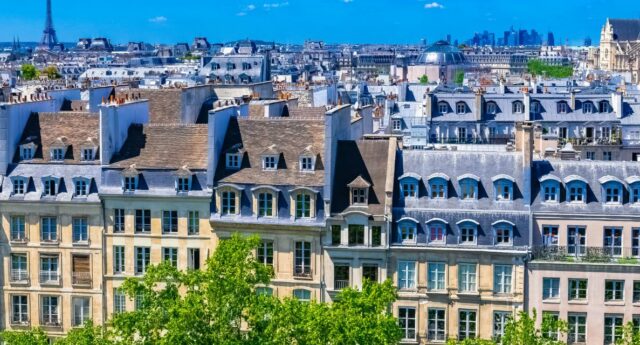 Vua aérienne de Paris avec la Tour Eiffel, l'Eglise Saint-Eustache et La Défense en arrière plan.e