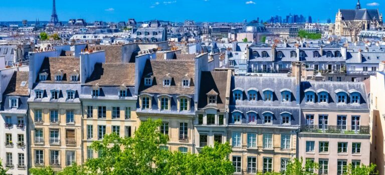 Vua aérienne de Paris avec la Tour Eiffel, l'Eglise Saint-Eustache et La Défense en arrière plan.e