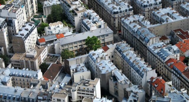 Vue aérienne de toits à paris où les prix de l'immobilier poursuivent leur baisse.