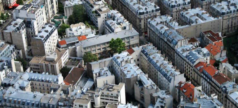 Vue aérienne de toits à paris où les prix de l'immobilier poursuivent leur baisse.