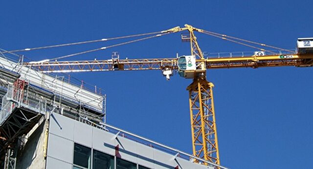 Immeuble en construction et grue de chantier à Paris