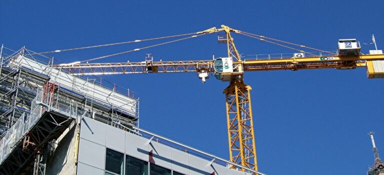 Immeuble en construction et grue de chantier à Paris