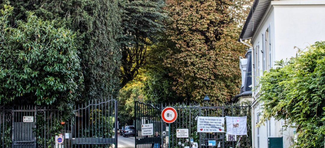 Portail d'enbtrée du Parc dans lequel se niche La Savannah dernière demeure de Johnny Hallyday toujours en vente à Marne La CoquetteMaison Johnny Hallyday
