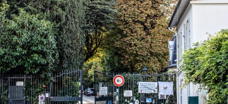 Portail d'enbtrée du Parc dans lequel se niche La Savannah dernière demeure de Johnny Hallyday toujours en vente à Marne La CoquetteMaison Johnny Hallyday