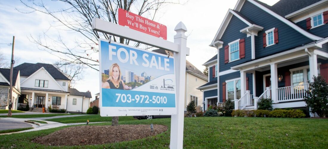 Maison avec panneau à vendre aux Etats-Unis où la vente de maisons neuves est en fort recul.