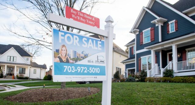 Maison avec panneau à vendre aux Etats-Unis où la vente de maisons neuves est en fort recul.