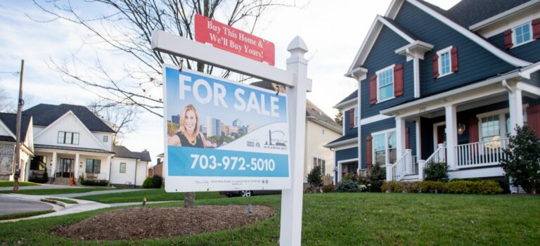 Maison avec panneau à vendre aux Etats-Unis où la vente de maisons neuves est en fort recul.