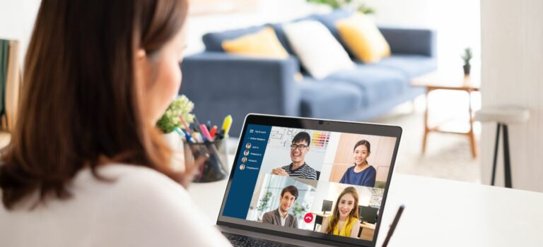 Femme en télétravail à la maison