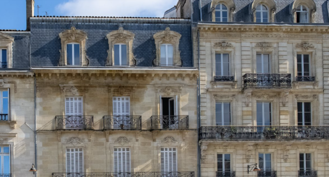 Façades d'immeubles à Bordeaux en Nouvelle Aquitaine ou l'offre de biens à la location est en forte baisse.