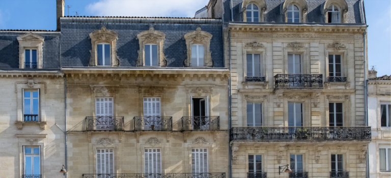 Façades d'immeubles à Bordeaux en Nouvelle Aquitaine ou l'offre de biens à la location est en forte baisse.