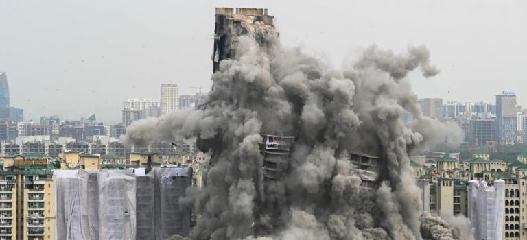En Inde, 2 tours jumelles construites illégalement viennent d'être détruite par implosion.