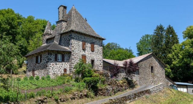 Maison en pierre, à l'architecture typique du Cantal en Auvergne.