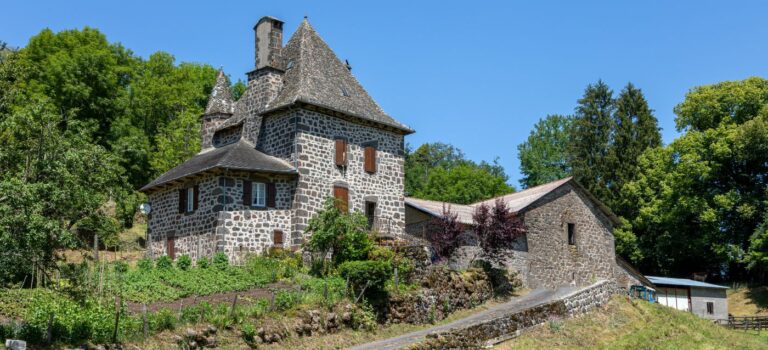 Maison en pierre, à l'architecture typique du Cantal en Auvergne.