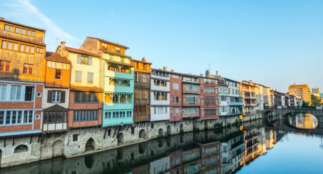 Avec ses maisons colorées qui bordent l’Agout, Castres et surnommée la petite Venise du Languedoc