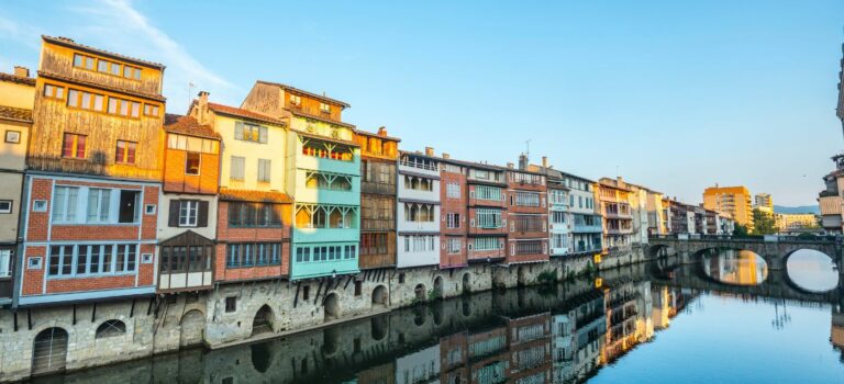 Avec ses maisons colorées qui bordent l’Agout, Castres et surnommée la petite Venise du Languedoc