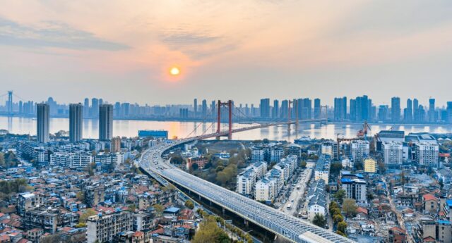 A Wuhan (ci-dessus) comme dans les grandes villes de Chine, face aux retard de livraisons des immeubles neufs, les acquéreurs ne paient plus crédit