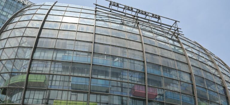 L'enseigne Evergrande a été enlevée du sommet de cet immeuble en partie inoccupé de Shanghai