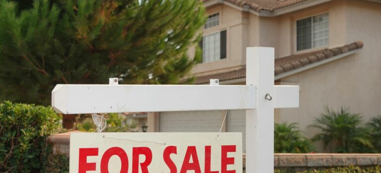 Les ventes de logements anciens ont reculé de plus de 20% en 1 an selon la Fédération Nationale des Agents immobiliers américains (NAR)