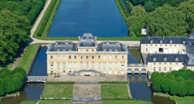 Vue aérienne du Chateau du Marais en Essonne (Ile-de-France)