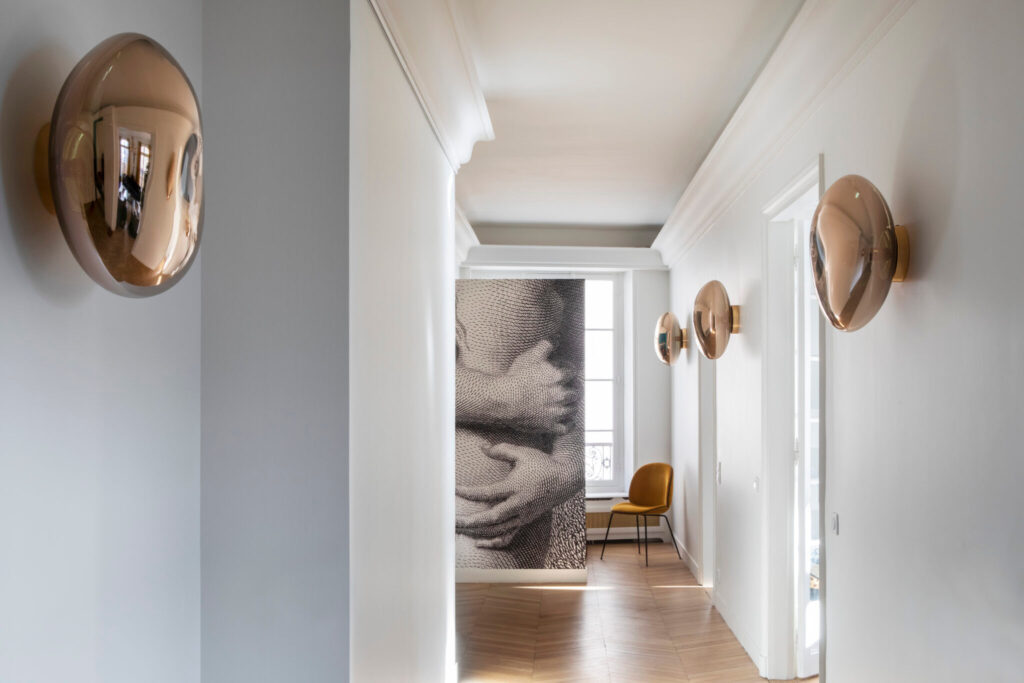 Entrée d'un appartement haussmannien avec parquet et moulures