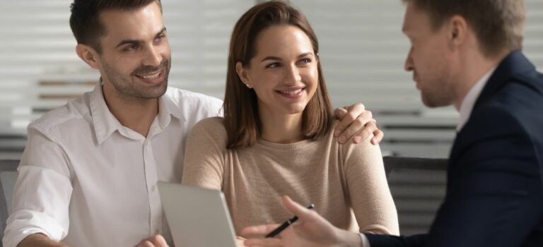 Couple avec un courtier en crédit