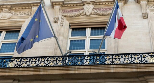 Immeuble de la Cour des Comptes avec le drapeau français et le drapeau européen.