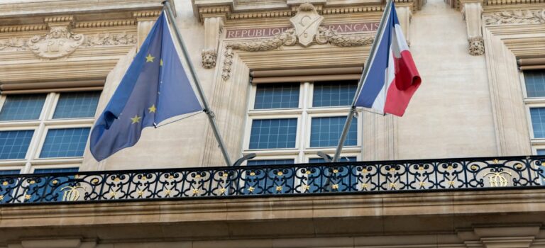 Immeuble de la Cour des Comptes avec le drapeau français et le drapeau européen.