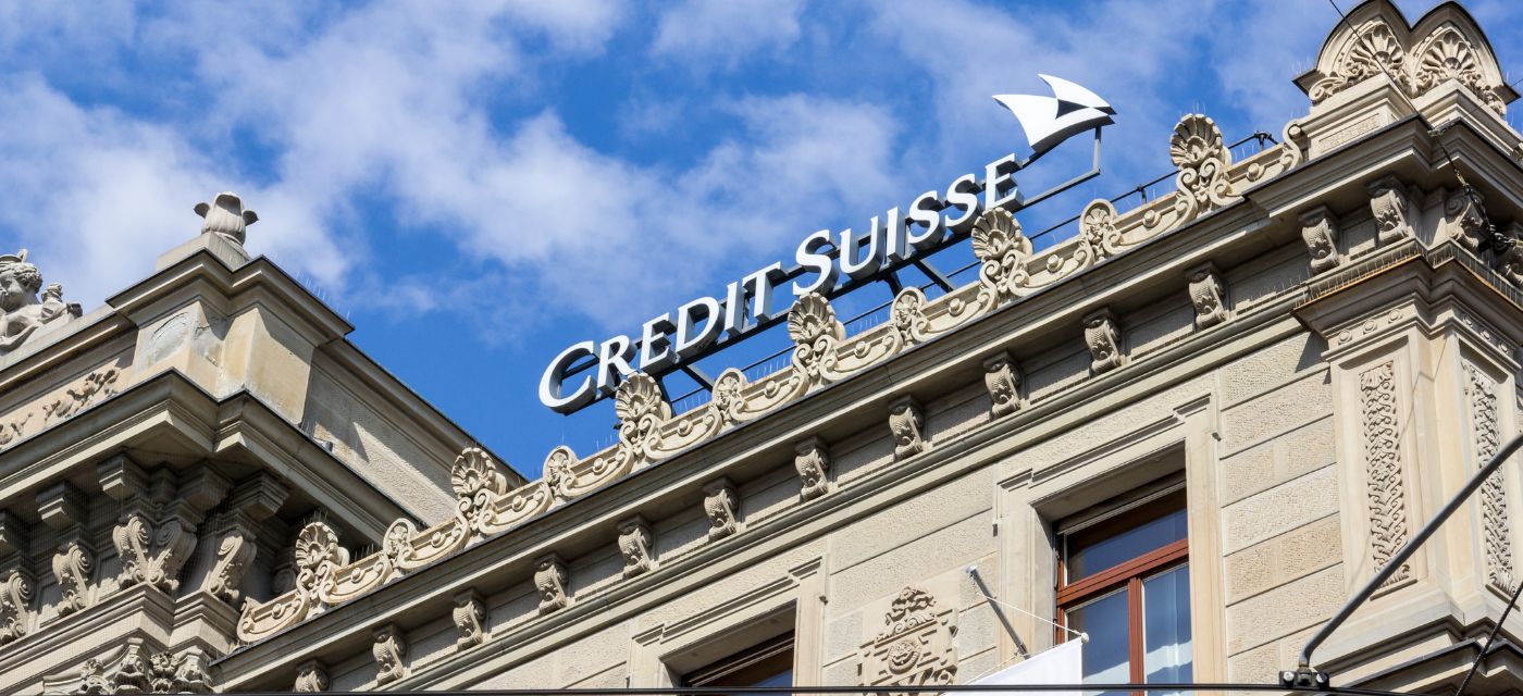 Enseigne Credit Suisse sur le toit d'un immeuble à Zurich en Suisse