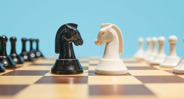 cavalier noir et blanc face à face sur un plateau d'échec