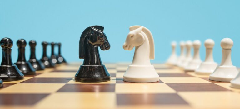 cavalier noir et blanc face à face sur un plateau d'échec