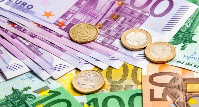 De l'argent, des billets et des pièces de monnaie en euros.