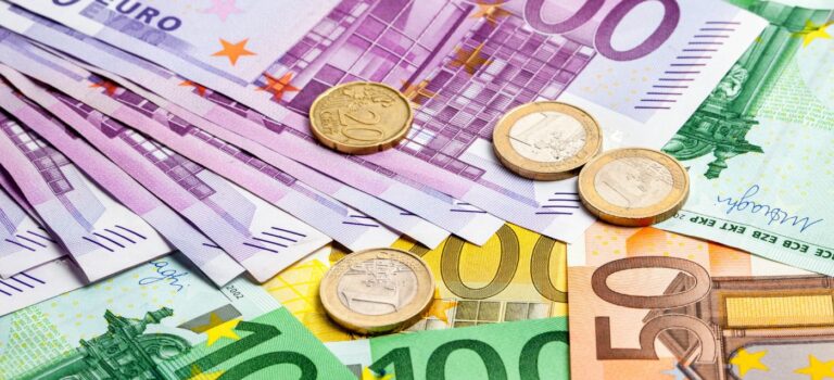 De l'argent, des billets et des pièces de monnaie en euros.