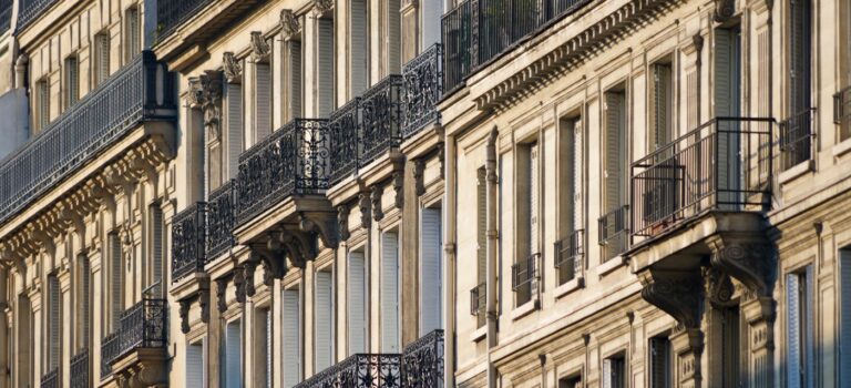 Facades d'immeubles anciens à Paris