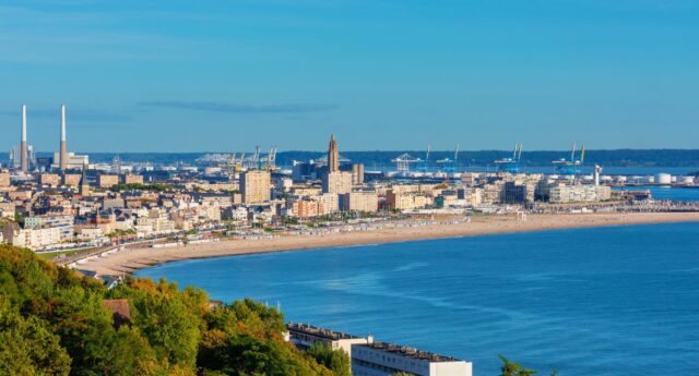 Vue grand angle sur l'horizon, le littoral et le port du Havre Normandie France