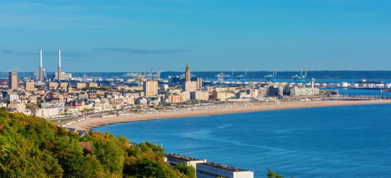 Vue grand angle sur l'horizon, le littoral et le port du Havre Normandie France