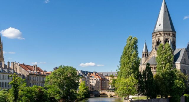 Vue sur la Moselle et le Nouveau Temple dans le centre-ville historique de Metz