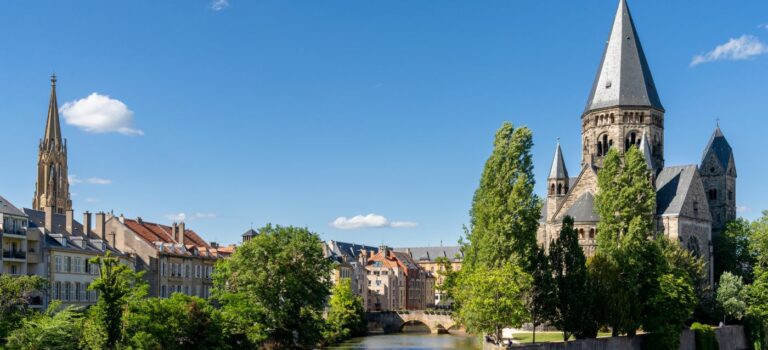 Vue sur la Moselle et le Nouveau Temple dans le centre-ville historique de Metz