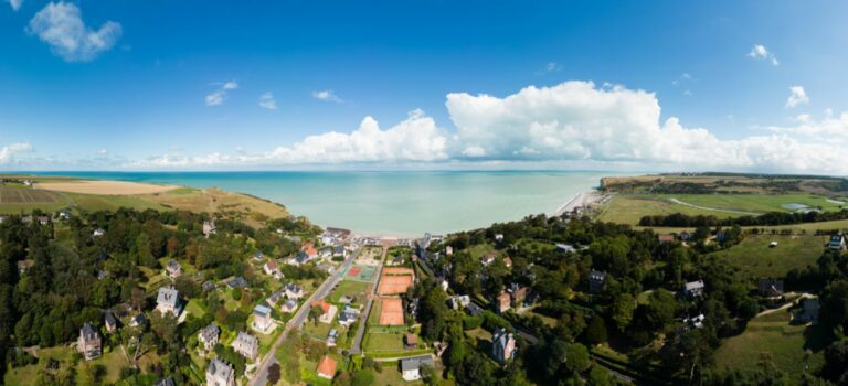 Vue aérienne de maisons à Veulettes sur Mer avec la mer au fond